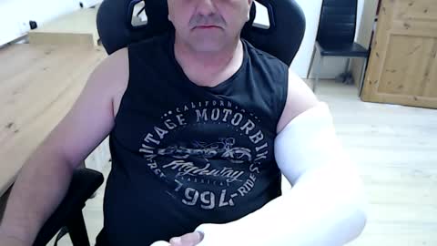 Snapshot of yoschi1976 chatting on 04-03-26, 06:22 yoschi1976 online show from 04-03-26, 06:22