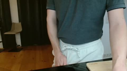 Snapshot of youboyvie chatting on 12-17-25, 04:02 Rob online show from 12-17-25, 04:02