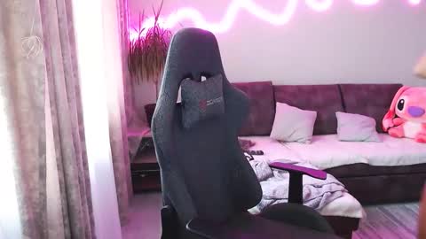 Snapshot of youdreamm chatting on 10-26-25, 08:09 Bella online show from 10-26-25, 08:09