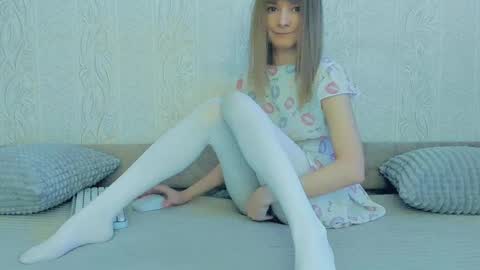 Snapshot of your_caramelka chatting on 03-08-25, 03:50 Lily online show from 03-08-25, 03:50