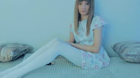 Snapshot of your_caramelka chatting on 09-15-25, 04:23 Lily online show from 09-15-25, 04:23