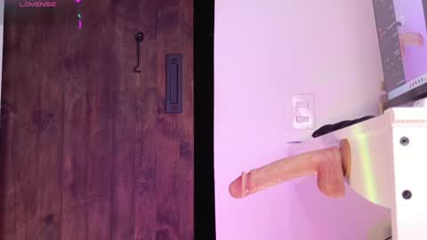 Snapshot of your_dream1217 chatting on 02-15-25, 02:37 Valery online show from 02-15-25, 02:37