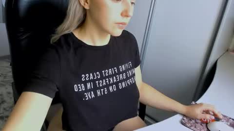 Snapshot of your_godesses chatting on 11-17-25, 05:24 Cora online show from 11-17-25, 05:24