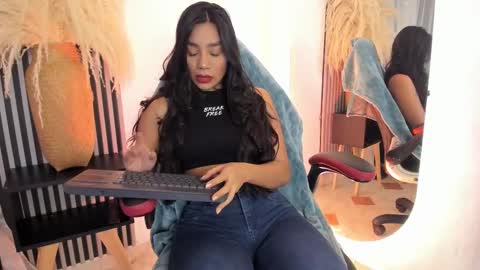 Selena online show from 03-08-25, 05:49