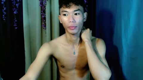 Snapshot of yourdreamboyx chatting on 01-01-25, 10:24 Rence online show from 01-01-25, 10:24