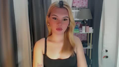 Snapshot of yourlovekylie chatting on 05-12-26, 08:22 KYLIE MORE online show from 05-12-26, 08:22