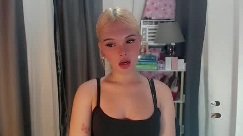 Snapshot of yourlovekylie chatting on 05-22-26, 01:17 KYLIE MORE online show from 05-22-26, 01:17