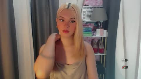 Snapshot of yourlovekylie chatting on 06-03-26, 04:04 KYLIE MORE online show from 06-03-26, 04:04