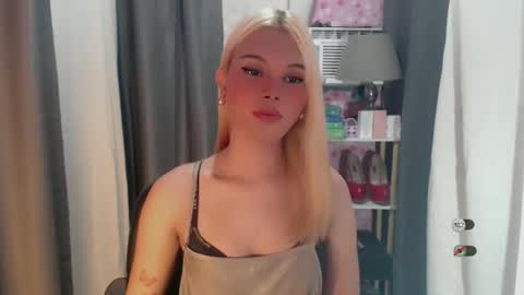 Snapshot of yourlovekylie chatting on 06-04-26, 07:03 KYLIE MORE online show from 06-04-26, 07:03