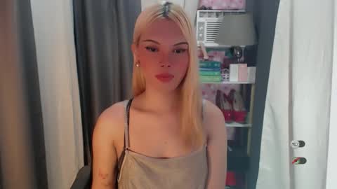 Snapshot of yourlovekylie chatting on 06-11-26, 06:22 KYLIE MORE online show from 06-11-26, 06:22