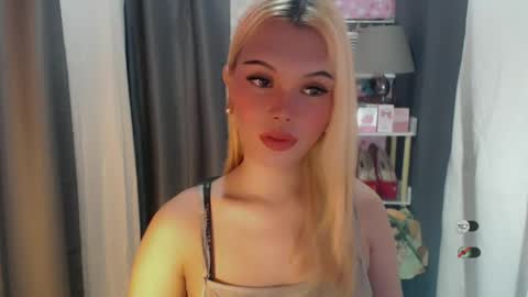 Snapshot of yourlovekylie chatting on 06-21-26, 06:27 KYLIE MORE online show from 06-21-26, 06:27