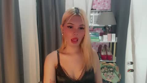 Snapshot of yourlovekylie chatting on 06-23-26, 06:06 KYLIE MORE online show from 06-23-26, 06:06