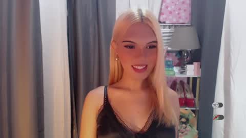 Snapshot of yourlovekylie chatting on 07-09-26, 07:23 KYLIE MORE online show from 07-09-26, 07:23