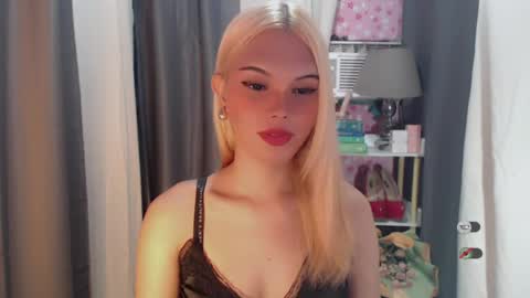 Snapshot of yourlovekylie chatting on 07-11-26, 10:51 KYLIE MORE online show from 07-11-26, 10:51