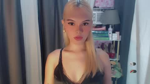 Snapshot of yourlovekylie chatting on 07-19-26, 05:33 KYLIE MORE online show from 07-19-26, 05:33