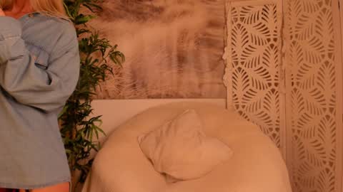 Snapshot of yourmidnightcoffee chatting on 11-28-25, 08:00 Sarah online show from 11-28-25, 08:00