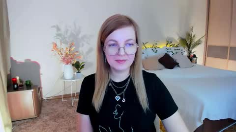 Snapshot of youruniverser chatting on 11-15-25, 10:01 Alice online show from 11-15-25, 10:01