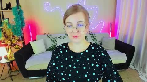 Snapshot of youruniverser chatting on 11-18-25, 09:14 Alice online show from 11-18-25, 09:14