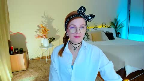 Snapshot of youruniverser chatting on 11-19-25, 04:34 Alice online show from 11-19-25, 04:34