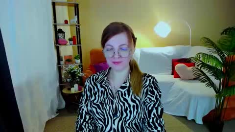 Snapshot of youruniverser chatting on 02-18-26, 05:25 Alice online show from 02-18-26, 05:25