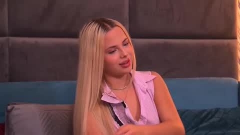 Foxie online show from 10-13-25, 03:39