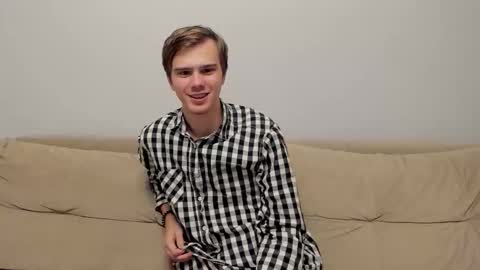 Snapshot of yueslang chatting on 11-02-25, 08:22 Yue Lang and Samm online show from 11-02-25, 08:22