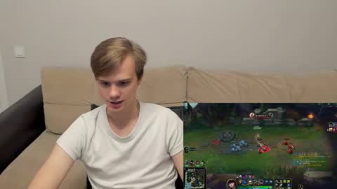 Snapshot of yueslang chatting on 11-15-25, 03:19 Yue Lang and Samm online show from 11-15-25, 03:19