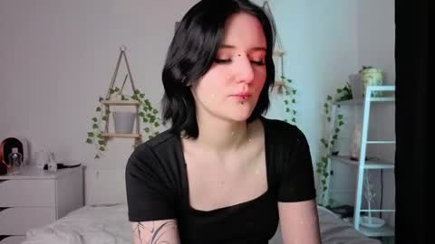 Snapshot of yuki_shiro chatting on 03-08-26, 08:18 Ellie online show from 03-08-26, 08:18