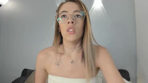 Snapshot of yulievans chatting on 01-11-25, 10:18 yulievans online show from 01-11-25, 10:18