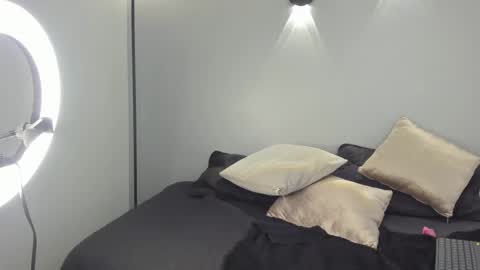 Snapshot of yulievans chatting on 01-12-25, 01:21 yulievans online show from 01-12-25, 01:21