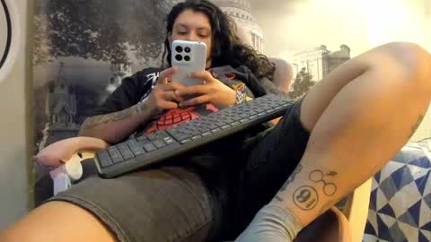 Snapshot of yumandsay chatting on 10-14-25, 04:08 Snowflake online show from 10-14-25, 04:08