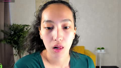 Snapshot of yummy_lamii chatting on 05-11-26, 11:27 Cindey online show from 05-11-26, 11:27