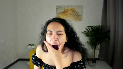 Snapshot of yummy_lamii chatting on 05-18-26, 03:35 Cindey online show from 05-18-26, 03:35