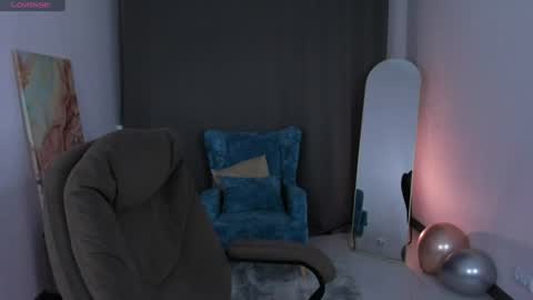 Snapshot of yummy_lamii chatting on 06-25-26, 03:50 Cindey online show from 06-25-26, 03:50