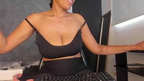 Snapshot of yummyduo chatting on 02-06-25, 02:15 Yummyduo online show from 02-06-25, 02:15