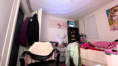 Snapshot of yungfemslut chatting on 01-19-26, 05:11 BbyTSSLut online show from 01-19-26, 05:11