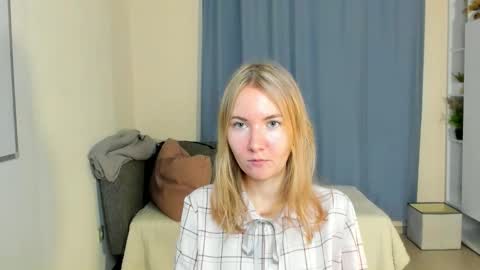 Snapshot of yuricazel chatting on 11-14-25, 07:40 Alesia online show from 11-14-25, 07:40