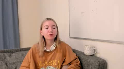 Snapshot of yuricazel chatting on 12-18-25, 08:31 Alesia online show from 12-18-25, 08:31