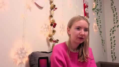 Snapshot of yuricazel chatting on 12-19-25, 07:37 Alesia online show from 12-19-25, 07:37