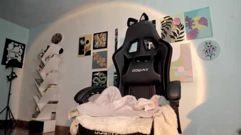 paola online show from 11-23-25, 11:04