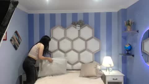Snapshot of yvi_taylor chatting on 07-24-26, 11:30 yvi online show from 07-24-26, 11:30