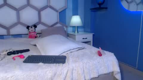Snapshot of yvi_taylor chatting on 07-28-26, 03:21 yvi online show from 07-28-26, 03:21