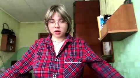 Mia online show from 04-10-26, 08:19