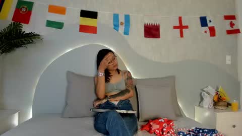 Zafiro and Amber online show from 07-04-26, 01:06