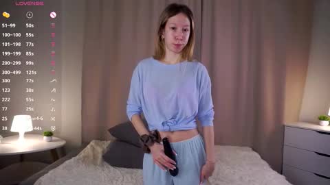 Snapshot of zara_shine chatting on 11-10-25, 07:13 Criss online show from 11-10-25, 07:13