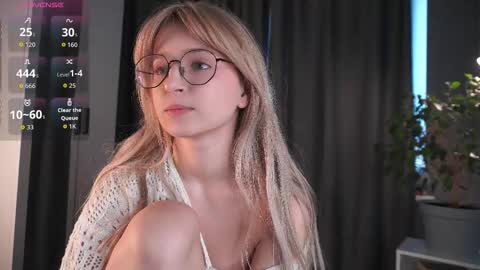 Avi online show from 10-24-25, 01:07