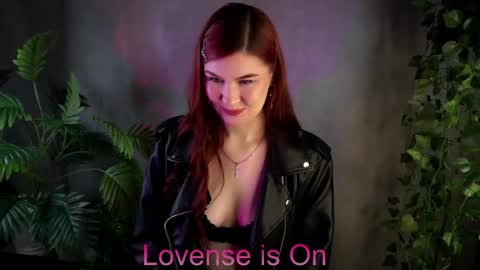 Snapshot of zeldaes chatting on 04-28-26, 12:43 Emilia online show from 04-28-26, 12:43