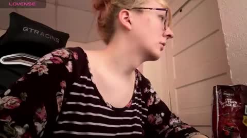 Snapshot of zielloos chatting on 04-03-26, 07:12 Zielloos online show from 04-03-26, 07:12