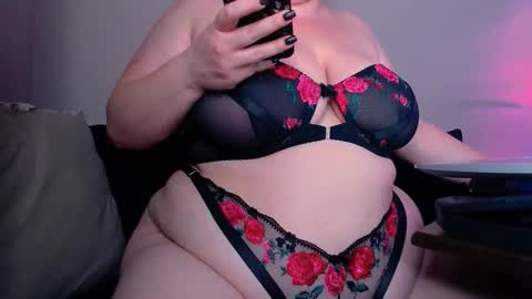 Snapshot of zinacorleone chatting on 12-17-25, 07:31 zinacorleone online show from 12-17-25, 07:31