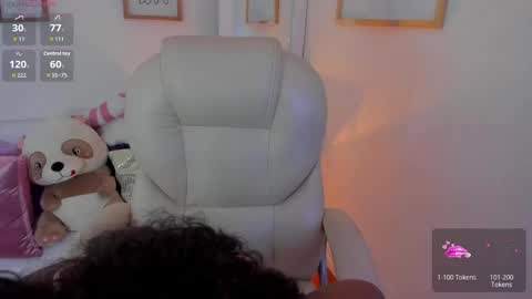 Snapshot of zobe_love chatting on 12-15-25, 05:17 Zobe Love online show from 12-15-25, 05:17